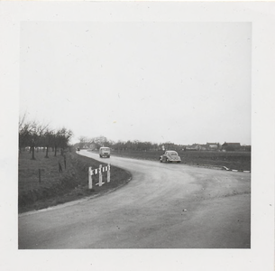 0362-688 Auto's rijden over de burgemeester Verbrughweg. Op de achtergrond de oude lagere school