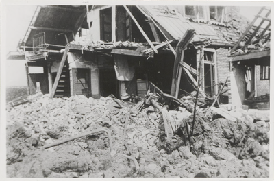 0362-730 Verwoeste huis van fam. W. Kok na bominslag