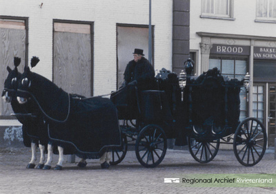 0362-75 Zwarte rouwkoets tijdens begrafenis Sijna Geertruida van Estrik