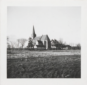 0362-762 Grond wijk Hoekenburg gereed voor aanvang bouw. Op achtergrond N.H.-kerk