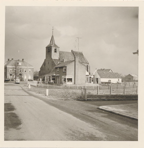 0362-772 Zicht op N.H.-kerk, pastorie en smidse