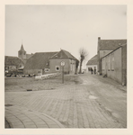 0362-773 Zicht op 3 T-boerderijen in dorpskern. Links: huidige garagebedrijf van Tuil; Midden: Vml. buurtsuper van ...
