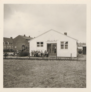 0362-774 Kinderen spelen bij kleuterschoolgebouw 'Kleuterhof'