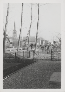 0362-779 Bomenkap ter hoogte van boerderij 'Engelschhof' met op achtergrond N.H.-kerk