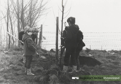 0362-78 Kinderen planten een boom aan dijk tijdens Boomplantdag