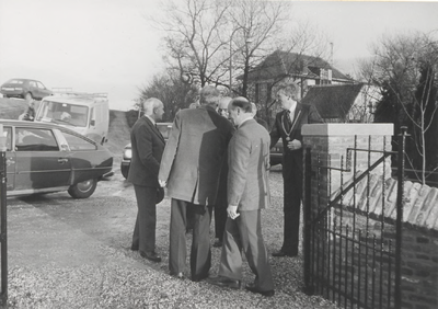 0362-829 Dhr. Geertsema en burgemeester Hoek worden ontvangen door kerkbestuur + architect (restauratiewerkzaamheden ...