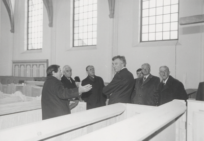 0362-831 Kerkbestuur + architect + bezoek bekijken restauratiewerkzaamheden in de kerk