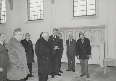 0362-832 Kerkbestuur + architect + bezoek bekijken restauratiewerkzaamheden in N.H.- Kerk