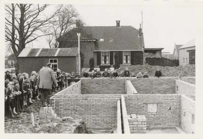 0362-843 Dhr. Veldhuizen + kinderen kijken toe bij de Bouwwerkzaamheden. Op achtergrond Huize 'De Kamp', vml. Postkantoor