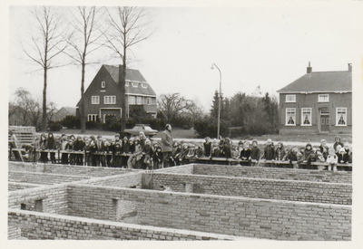 0362-844 Dhr. Veldhuizen + kinderen kijken naar bouwactiviteiten. Op achtergrond > links: burgemeester woning Geelgoes, ...
