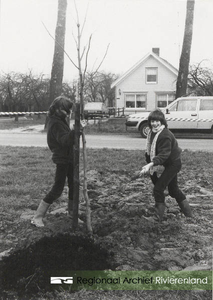 0362-85 2 kinderen planten boom tijdens Boomplantdag