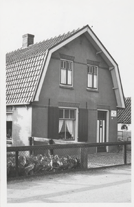 0362-894 Voorgevel pand Tielsestraat no. 8. Huis met mansardekap