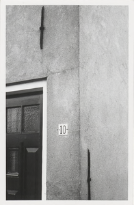 0362-900 Detailopname pand no. 10. Scheurvorming tussen bovenkant deurpost en hoek met zijgevel