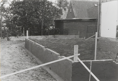 0362-931 Opbouw muurfundamenten aanbouw gemeentehuis in ver gevorderd stadium
