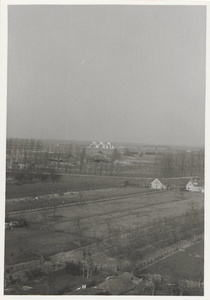 0362-967 Zicht op Rijnbandijk, loodsen Steenfabriek en waterkering in Rijn vanaf toren N.H.-kerk