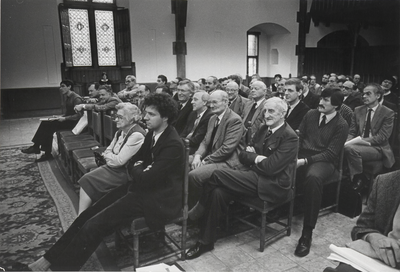 0362-G1 Gemeentelijke delegatie luistert in de Ridderzaal toe