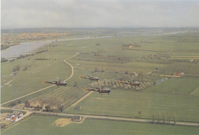0362-G124 Vier helicopters van de luchtmacht vliegen over de Veerweg. Goede opname van perceel voormalige Huis te Wiel, ...