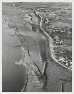 0362-G38 Kern van het dorp vanaf de westkant vanuit de lucht genomen