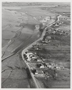 0362-G39 Kern van het dorp vanaf de zuidwestkant vanuit de lucht genomen