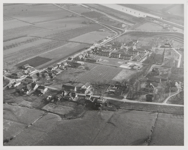 0362-G47 Luchtopname vanuit het noorden van dorp Rijswijk met op voorgrond de Rijnbandijk