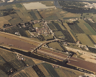0362-G64 Luchtopname vanuit het zuidwesten van dorp Rijswijk en Pr. Marijkesluizen