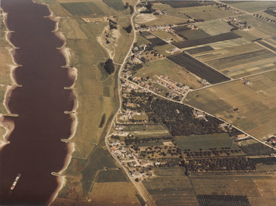 0362-G65 Luchtopname vanuit het westen van dorp Ravenswaaij en Nederrijn