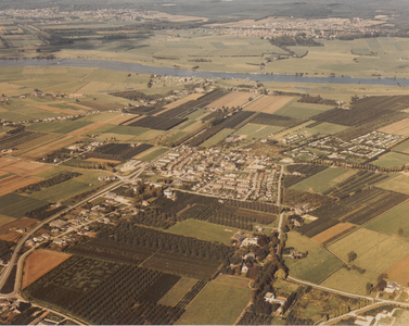 0362-G66 Luchtopname vanuit het zuiden van dorp Eck en Wiel en Nederrijn op achtergrond