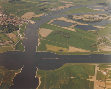 0362-G75 Luchtopname vanuit het westen op kruising A'dam-Rijnkanaal en Nederrijn, links op achtergrond Wijk bij Duurstede