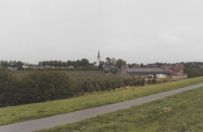 0362-G83 Zicht op dorpskern Rijswijk vanaf de Heuvel (doorgaande weg naar het veer Rijswijk-Wijk bij Duurstede)