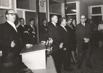 I 80 Officiële opening Openb. kleuterschool De Crocus te Ingen op 16 januari 1970.V.l.n.r. Burgemeester J.C. Hoftijzer, ...