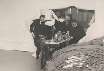 Lie 10 Opening nieuw confectie atelier J. de Gans N.V. aan de Verbrughweg te Lienden. 11 december 1964. Opening ...