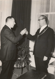 Lie 12 Officiele overdracht op 11 januari 1972 door de burgemeester van Lienden, de heer J.C. Hoftijzer, namens de ...