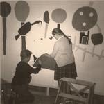 Lie 174 Jongen en meisje (beiden onbekend) schilderen een mol op de muur