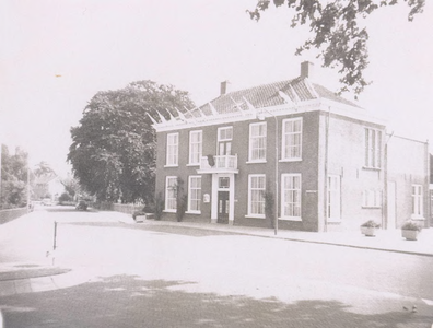 Lie 198 Boerderijgedeelte gemeentehuis met vlaggen t.h.v. het Fries
