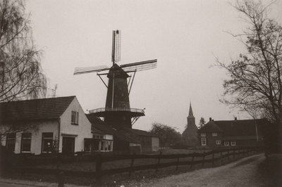 Lie 218 Gerestaureerde molen Op hoop van beter te Ingen. 1989 (op achtergrond N.H.-Kerk). Foto genomen vanaf de ...