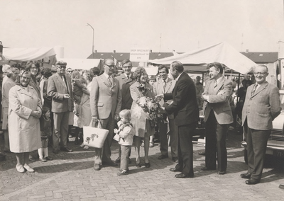 Lie 25 18 mei 1973 Opening warenmarkt, die iedere vrijdag te Lienden wordt gehouden. Opening markt op de parkeerplaats ...