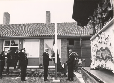 Lie 268 Opening van het nieuwe politiebureau hoek Vogelenzangseweg/Voorstraat. Burgemeester Vos van Lienden en ...