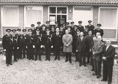 Lie 269 Opening van het nieuwe politiebureau. Burgemeester Vos poseert met de agenten van de groep Lienden van de ...