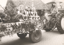 Lie 275 Optocht in teken van 1000 jaar Lienden. Kinderwagen.