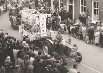 Lie 278 Optocht in teken van 1000 jaar Lienden. Kinderen in een smurfenwagen.