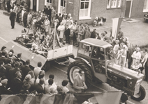 Lie 284 Optocht in teken van 1000 jaar Lienden. Indianenwagen.