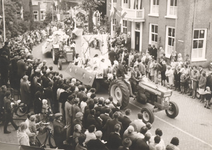 Lie 287 Optocht in teken van 1000 jaar Lienden. Kasteelpoortwagen (W.J. Eben Haezerschool).