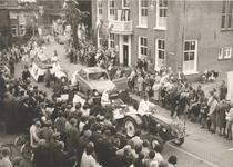 Lie 289 Optocht in teken van 1000 jaar Lienden. Brokkendafje-wagen door Rob Slotemaker.