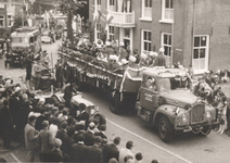 Lie 299 Optocht in teken van 1000-jaar Lienden. Truck met de muziekvereniging.