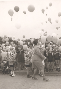 Lie 303 Festiviteiten rondom 1000-jarig bestaan van Lienden. Oplaten van balonnen van kinderen bij sportcomplex De ...