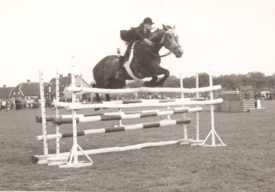 Lie 309 Festiviteiten rondom 1000-jarig bestaan van Lienden. Springruiter (onbekend) van de Lunaruiters uit Lunteren in actie