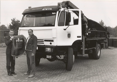 Lie 30a Vervanging vrachtauto gemeentewerken. De Autosleutels worden overhandigt aan wethouder Staal, daarnaast R. van ...