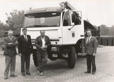 Lie 31 Vervanging vrachtauto gemeentewerken.v.l.n.r. wethouder P.J. Baars, burgemeester K.C. Tammes, R. van Olderen ...