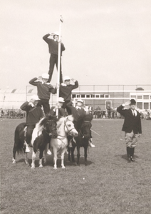 Lie 315 Festiviteiten rondom 1000-jarig bestaan van Lienden. Acrobatisch optreden door Ponnieclub ElstPersonen op foto ...