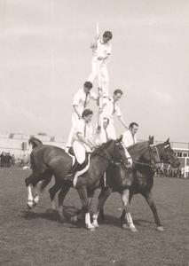 Lie 316 Festiviteiten rondom 1000-jarig bestaan van Lienden. Acrobatisch optreden (springruiters uit Lunteren?)Personen ...